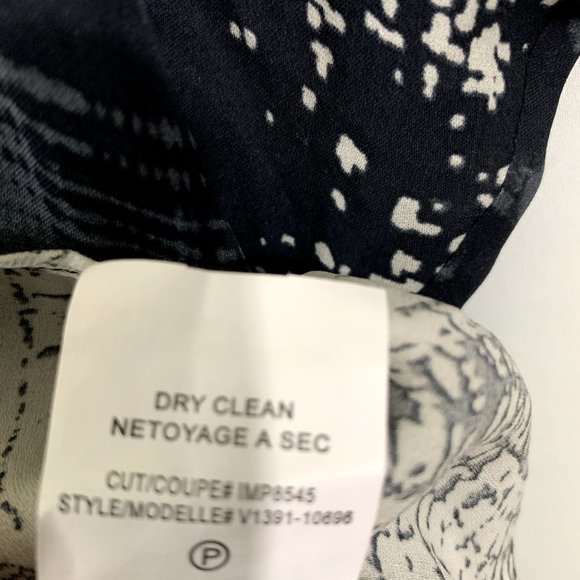 Vince Abstract Silk Pullover Blouse V Neck Black and White Dolman Sleeve Size L - Picture 4 of 6